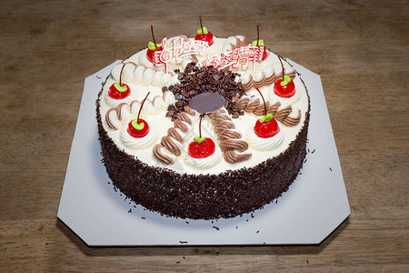 生日蛋糕奶油和红樱桃图片