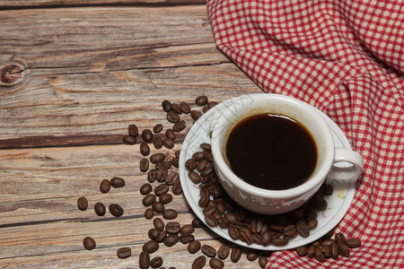 咖啡杯咖啡豆和木制背景图片