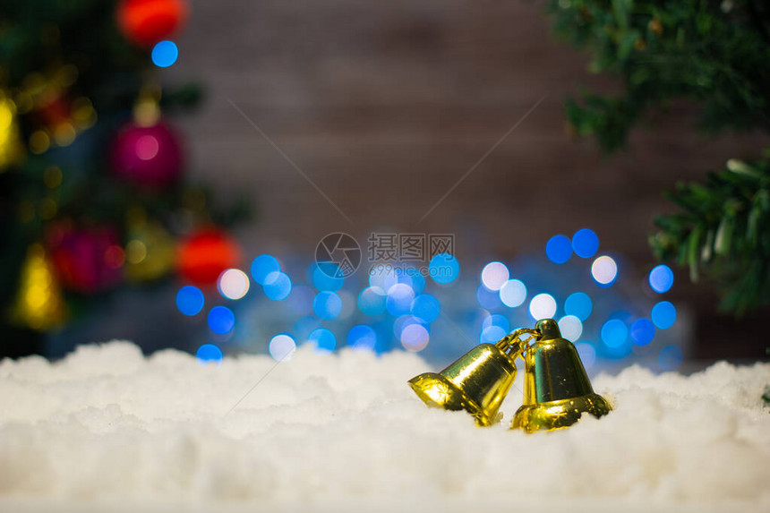 圣诞树装饰背景有雪和bokeh圣诞图片