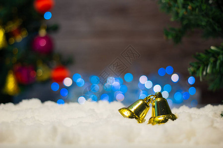圣诞树装饰背景有雪和bokeh圣诞图片