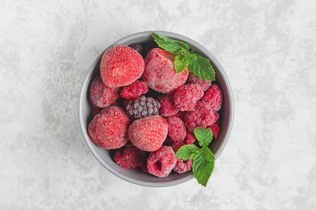冷冻浆果草莓蓝莓和野莓图片