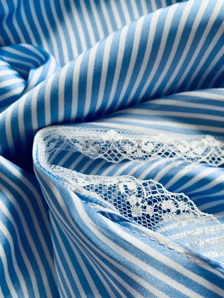 蓝色和白色条纹丝绸质感特写图片