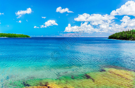 乔治亚湾布鲁斯半岛公园休伦湖水晶般清澈的绿松石宁静的淡水的华丽图片