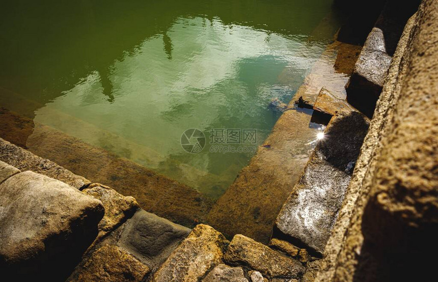 在英国联合王国的巴斯市一座罗马古老浴池图片