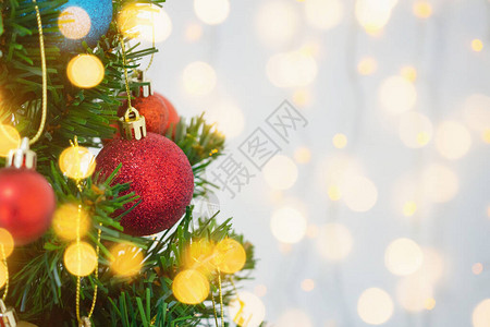 圣诞树上装饰着红球在松树图片