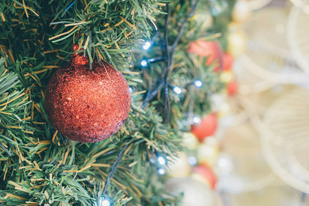 用红球新年假期背景装饰的圣诞树图片