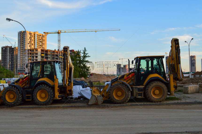 建筑机械在市中心建造用于挖沙和打地基的挖掘机黄大建装备图片