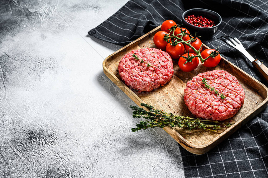 Raw汉堡夹有机肉类灰色背景顶层视图片