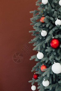 新年棕色背景明信片假日圣诞树上配有图片