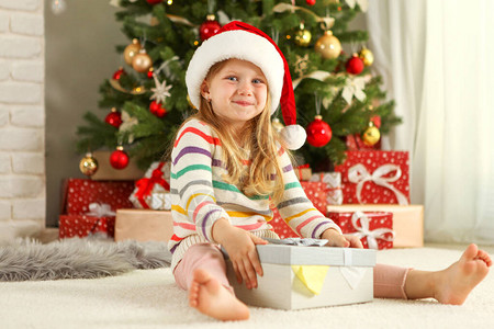 圣诞节内地有圣诞礼物的小女孩图片