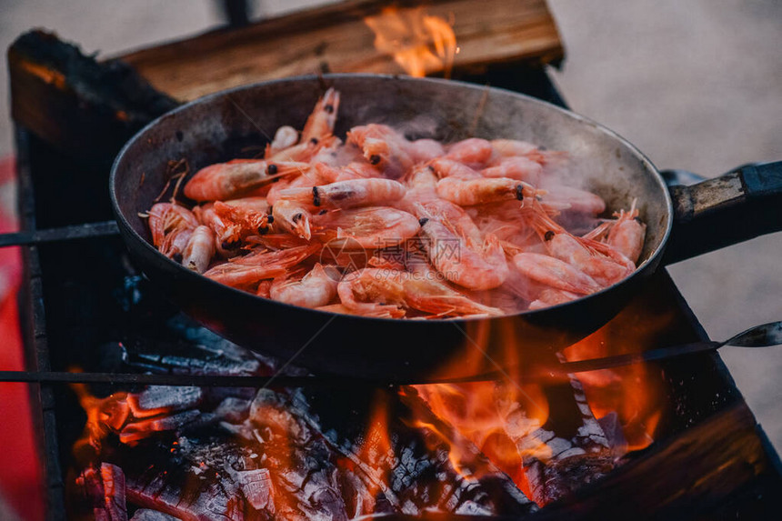 炒虾仁用平底锅在火上煮虾野餐图片