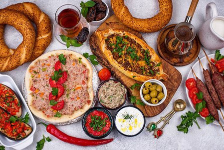 传统的土耳其或中东菜肴烤肉串mezepidelahmajou图片