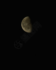 黑色天空中的半个月亮图片