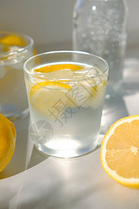 柠檬水和新鲜柠檬图片