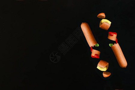 香肠肉和酱油黑本底产品原始顶端视图图片