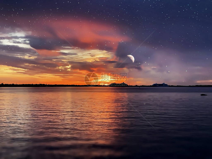 月亮在满天星斗的天空之夜深蓝色的淡紫色天空在金橙色的日落在海水中的反射船在海港自然景观背景图片