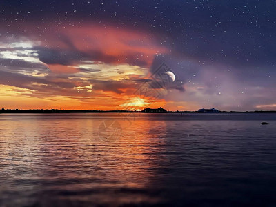 月亮在满天星斗的天空之夜深蓝色的淡紫色天空在金橙色的日落在海水中的反射船在海港自然景观背景背景图片