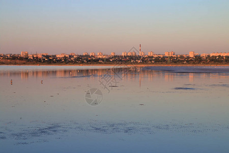 这张照片是在敖德萨市的Kuyalnitsky河口拍摄的照片中图片