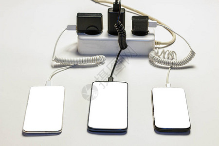 三个带空白屏幕的智能手机从螺旋图片