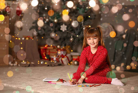 可爱的小女孩写信给圣诞老人在圣诞节图片