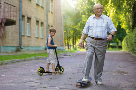 外公和孙子在散步孩子正在看着他祖父骑图片