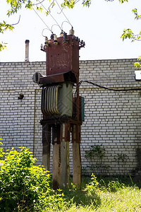 旧电力变压器高压能量供应分配装置图片