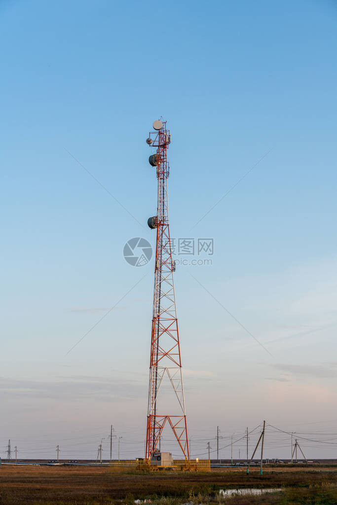 Tundra的电信塔台无线电中继连线图片
