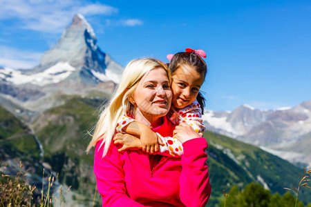 母女俩在山顶上旅行生图片