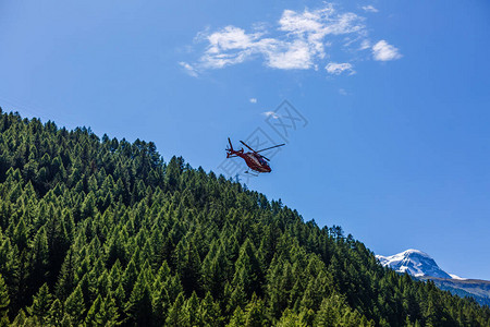 红直升机飞越阿图片