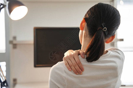 日本女商人其肩膀因在家工作而受背景图片