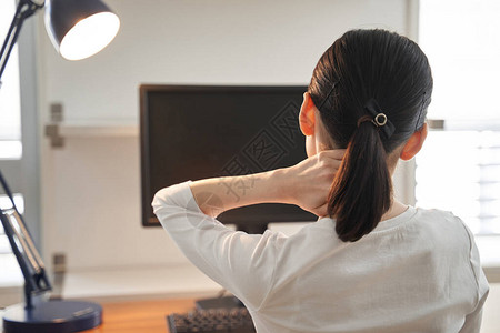 在家工作时有颈部疼痛的日本女图片