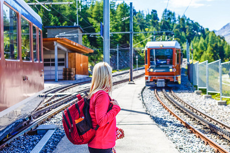 瑞士山区的火车图片