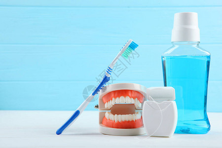 彩色背景牙齿和牙科护理产品的牙科模型图片