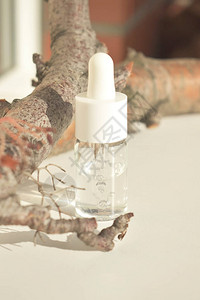 以天然木料和糊面颜色为背景的装瓶中含管子的代用品香油自然生态图片