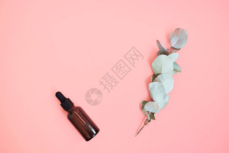 天然血清护肤品精油粉红色背景上有滴管的化妆品棕色玻璃瓶化妆品牌图片