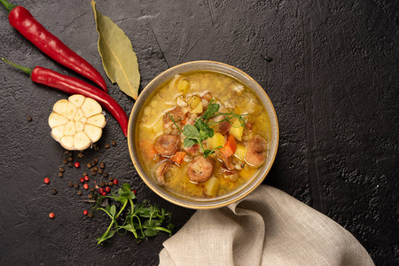 传统的乌克兰和白俄罗斯白菜汤由蔬菜卷心菜土豆培根洋葱月桂叶肉胡椒和图片