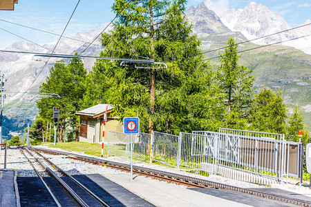 瑞士山地火车越过阿尔卑斯图片