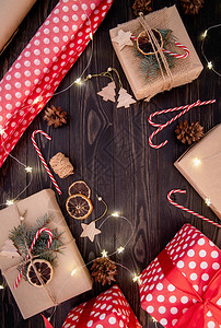 礼品盒包装在有松果糖果甘蔗和fir树枝的手工纸上图片