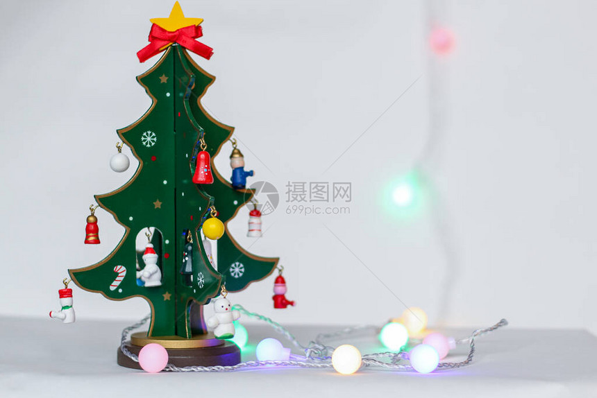 装饰圣诞树有园林灯图片