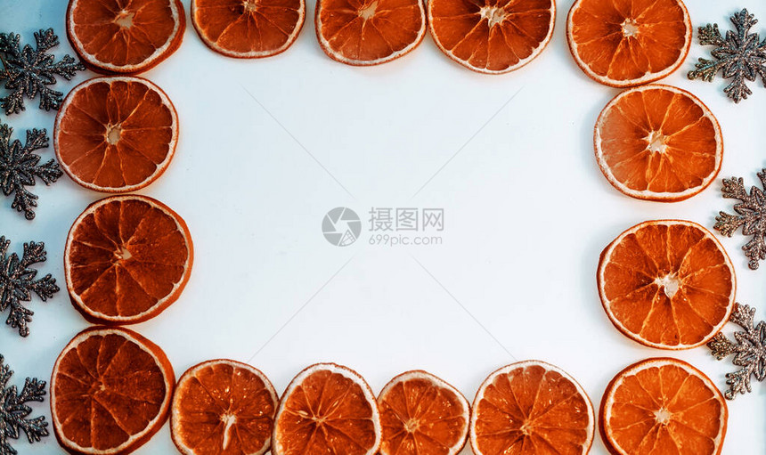 干橙皮白色背景上的干橙框架文本空间顶部的视图复制空间顶视图干橙皮假日庆祝和烹饪概念新年图片
