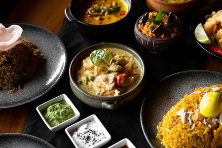 深色木制背景的餐厅桌上的斯里兰卡美食图片