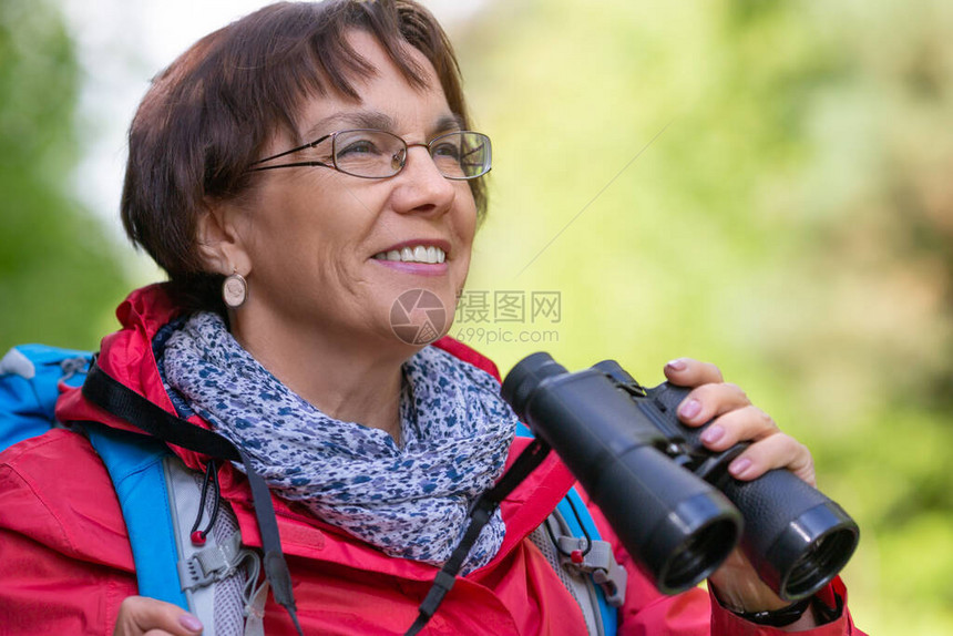 外出有望远镜的老年妇女近身肖像图片