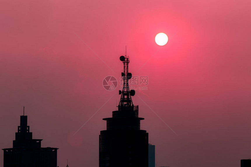 一个大建筑背景中日落图片