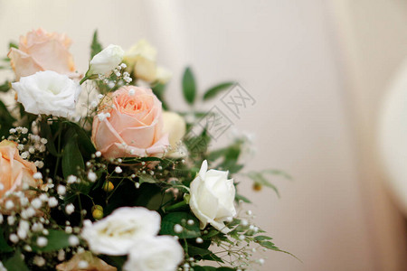 用玫瑰花束装饰栏杆和婚礼家具高品质照片图片