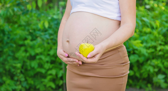 孕妇手里拿着苹果有选择图片