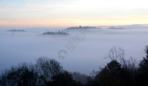 冬天山上的雾海现实变成了魔法图片
