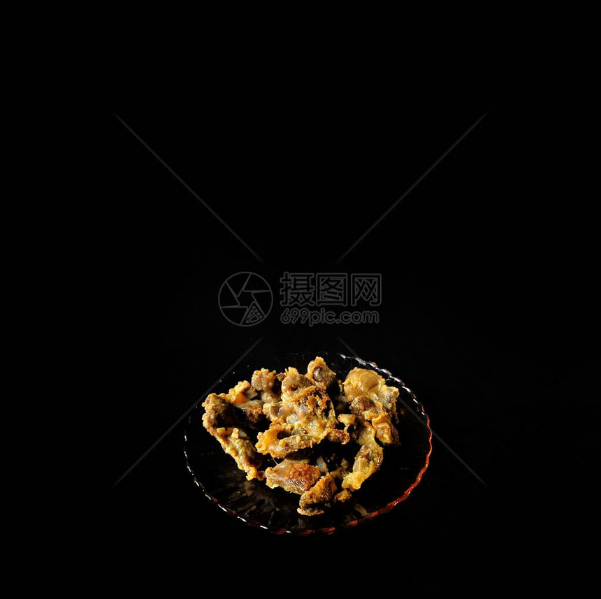 黑背景的盘子上的炸鸡头危地马拉典型食图片