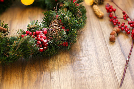 屋内木质朴背景的圣诞花环图片
