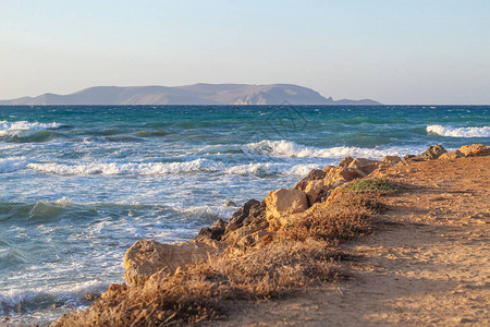 希腊克里特岛海岸的海浪图片