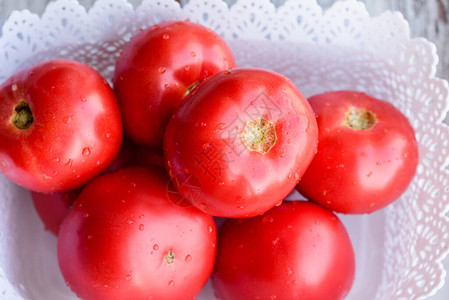 白色背景的西红柿白篮中的番茄蔬图片